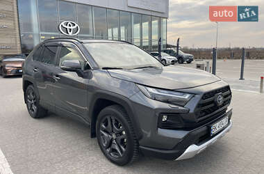 Внедорожник / Кроссовер Toyota RAV4 2023 в 