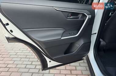 Внедорожник / Кроссовер Toyota RAV4 2021 в 