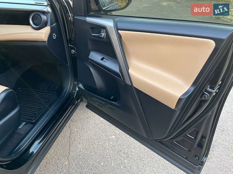Позашляховик / Кросовер Toyota RAV4 2017 в Южноукраїнську