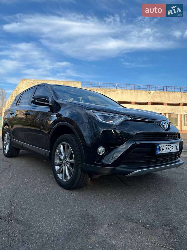 Позашляховик / Кросовер Toyota RAV4 2017 в Южноукраїнську