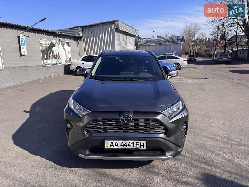 Внедорожник / Кроссовер Toyota RAV4 2020 в Киеве