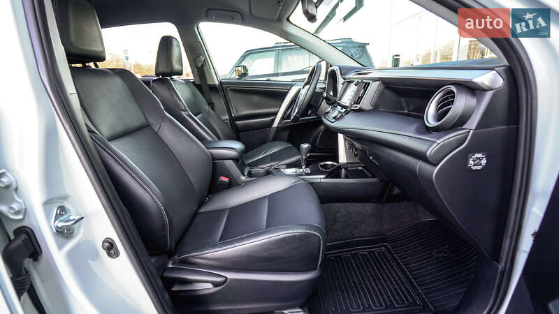 Внедорожник / Кроссовер Toyota RAV4 2017 в Львове