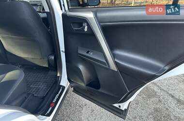 Позашляховик / Кросовер Toyota RAV4 2015 в 