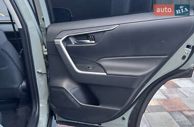 Позашляховик / Кросовер Toyota RAV4 2019 в 