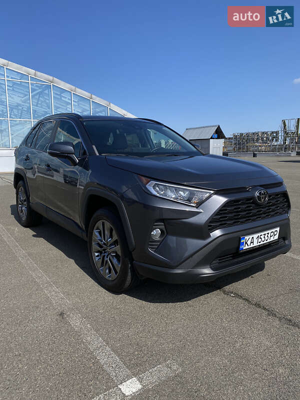 Позашляховик / Кросовер Toyota RAV4 2021 в 