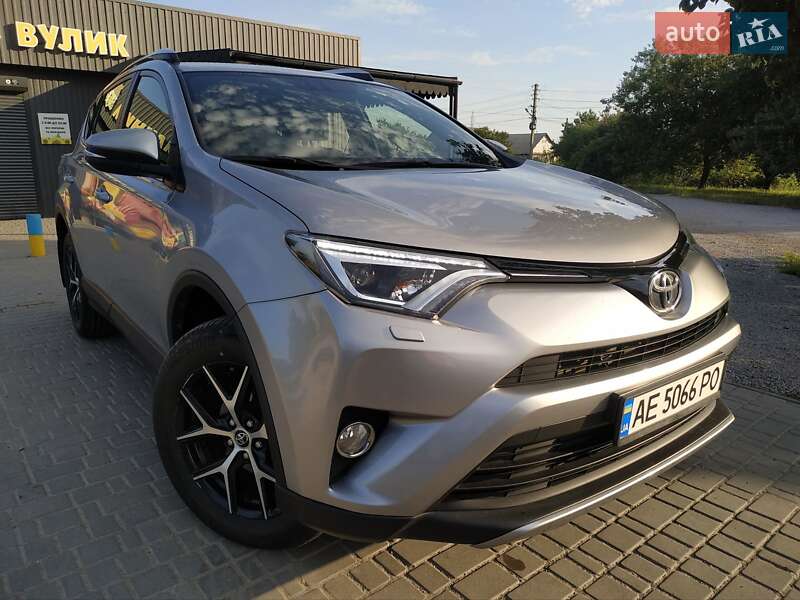 Позашляховик / Кросовер Toyota RAV4 2017 в Кам'янському