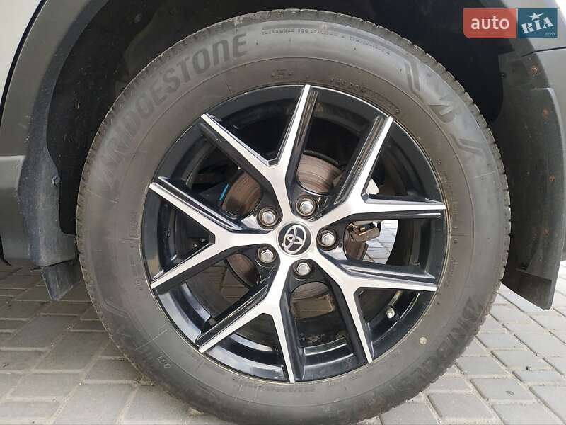 Позашляховик / Кросовер Toyota RAV4 2017 в Кам'янському