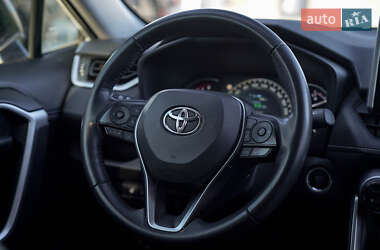 Позашляховик / Кросовер Toyota RAV4 2020 в 