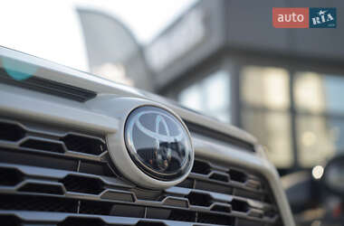 Позашляховик / Кросовер Toyota RAV4 2020 в 