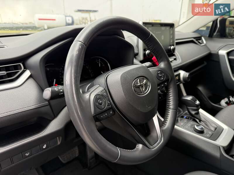 Позашляховик / Кросовер Toyota RAV4 2019 в Дніпрі