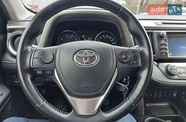 Внедорожник / Кроссовер Toyota RAV4 2015 в 