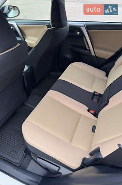 Внедорожник / Кроссовер Toyota RAV4 2017 в 