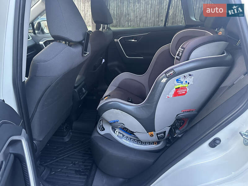 Позашляховик / Кросовер Toyota RAV4 2022 в Тячеві