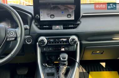 Позашляховик / Кросовер Toyota RAV4 2023 в 