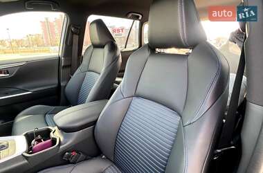 Позашляховик / Кросовер Toyota RAV4 2023 в 