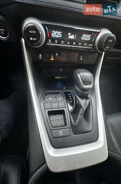 Позашляховик / Кросовер Toyota RAV4 2024 в 