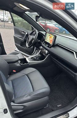Позашляховик / Кросовер Toyota RAV4 2024 в 