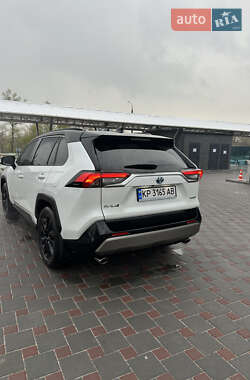Позашляховик / Кросовер Toyota RAV4 2024 в 