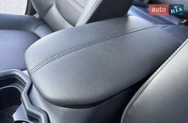 Позашляховик / Кросовер Toyota RAV4 2020 в 