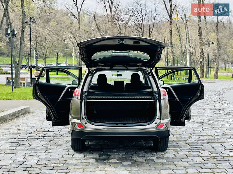 Позашляховик / Кросовер Toyota RAV4 2018 в Києві