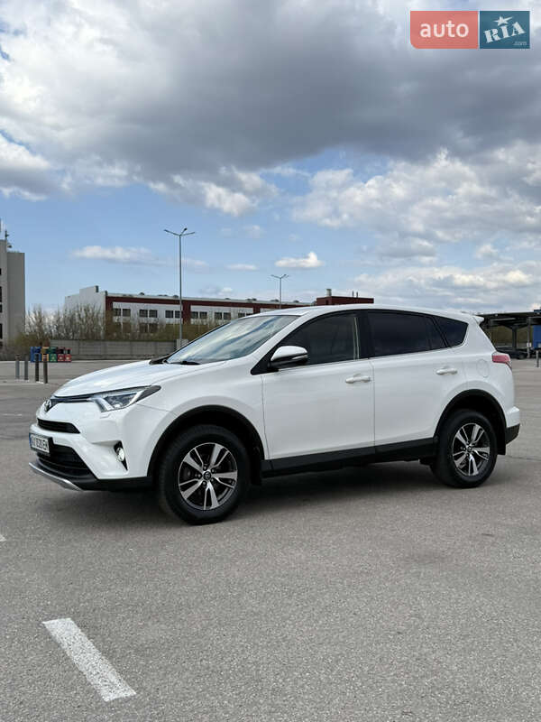 Внедорожник / Кроссовер Toyota RAV4 2016 в 