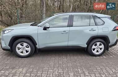 Позашляховик / Кросовер Toyota RAV4 2021 в 