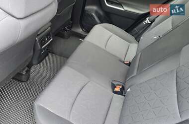 Позашляховик / Кросовер Toyota RAV4 2021 в 