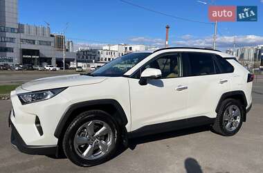 Внедорожник / Кроссовер Toyota RAV4 2020 в Киеве