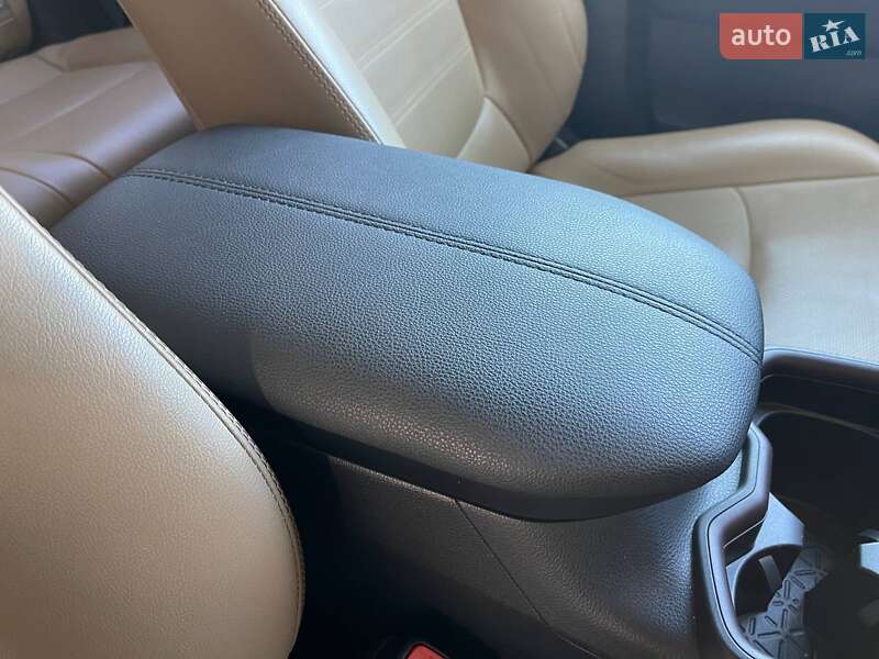 Позашляховик / Кросовер Toyota RAV4 2020 в Києві