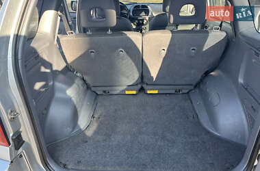 Позашляховик / Кросовер Toyota RAV4 2003 в 