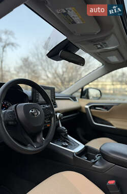 Внедорожник / Кроссовер Toyota RAV4 2021 в 