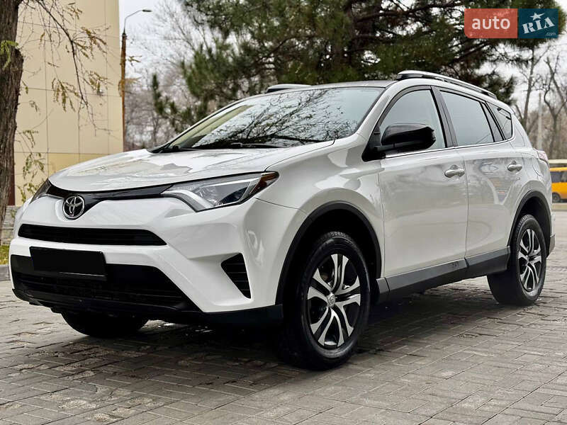 Внедорожник / Кроссовер Toyota RAV4 2016 в 