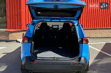 Внедорожник / Кроссовер Toyota RAV4 2019 в 