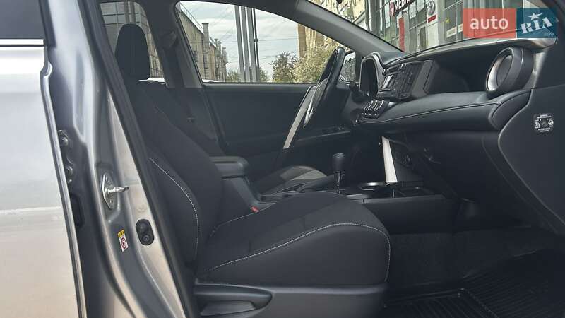 Позашляховик / Кросовер Toyota RAV4 2018 в Чернівцях
