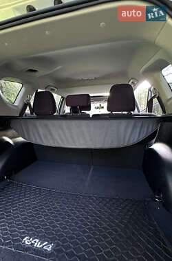 Позашляховик / Кросовер Toyota RAV4 2014 в 