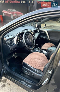 Внедорожник / Кроссовер Toyota RAV4 2017 в 