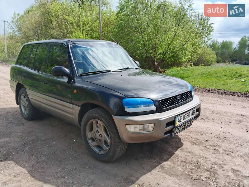 Позашляховик / Кросовер Toyota RAV4 1999 в 
