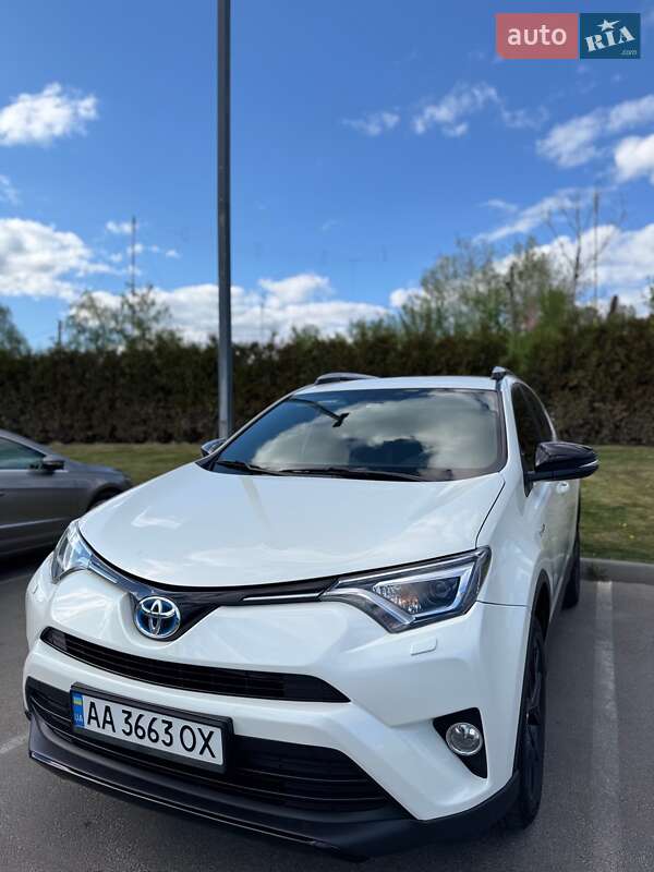 Внедорожник / Кроссовер Toyota RAV4 2018 в 