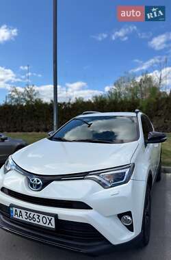 Внедорожник / Кроссовер Toyota RAV4 2018 в 