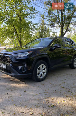 Позашляховик / Кросовер Toyota RAV4 2020 в 