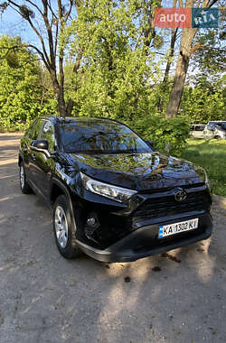Позашляховик / Кросовер Toyota RAV4 2020 в 