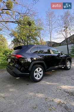 Позашляховик / Кросовер Toyota RAV4 2020 в 