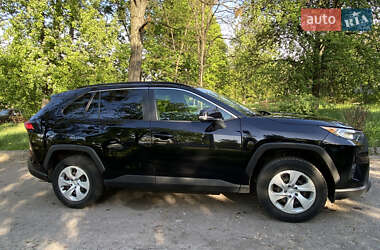 Позашляховик / Кросовер Toyota RAV4 2020 в 