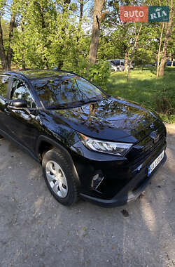Позашляховик / Кросовер Toyota RAV4 2020 в 