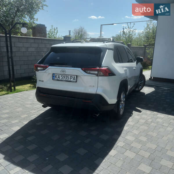 Позашляховик / Кросовер Toyota RAV4 2021 в Рівному