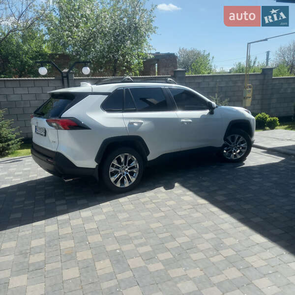 Позашляховик / Кросовер Toyota RAV4 2021 в Рівному
