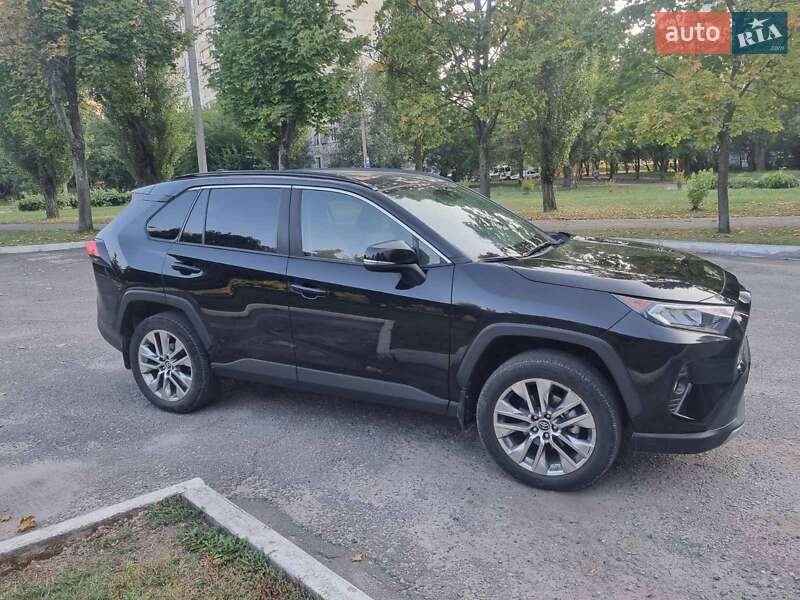Внедорожник / Кроссовер Toyota RAV4 2019 в Харькове