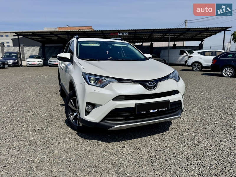 Внедорожник / Кроссовер Toyota RAV4 2016 в 