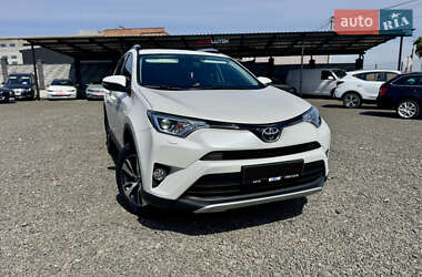 Внедорожник / Кроссовер Toyota RAV4 2016 в 