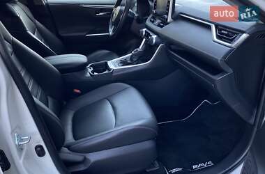 Позашляховик / Кросовер Toyota RAV4 2020 в 